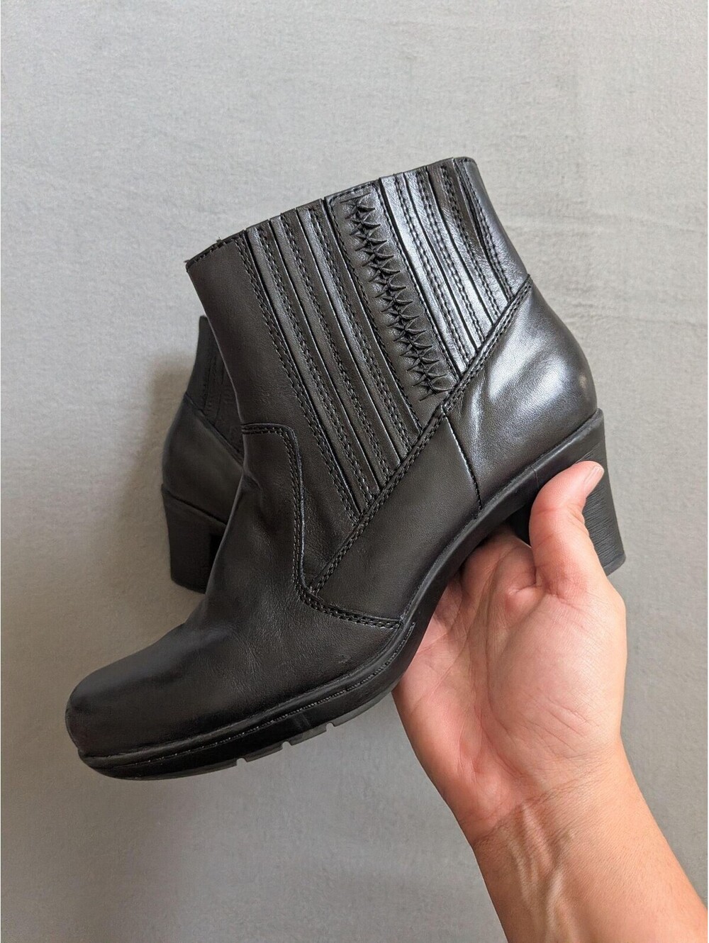 Clarks Boots Womens 8 Black Leather Bendables Ankle Zip Comfort Booties